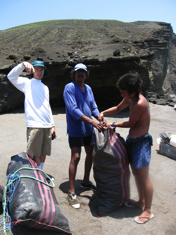 La #FundacionGalapagos junto con #CocaCola trabajan juntos en el programa de limpieza costera de las Islas Galápagos