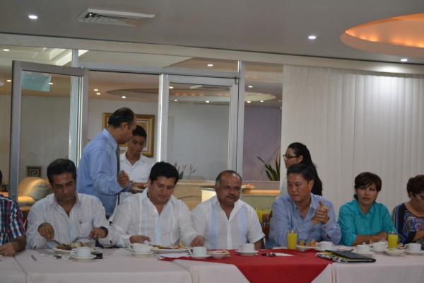 Escuchando las solicitudes y opiniones de los socios de <a href="/CMIC_Chiapas/">Cmic Chiapas</a>  en #Tapachula @EqDeGeneroCMIC