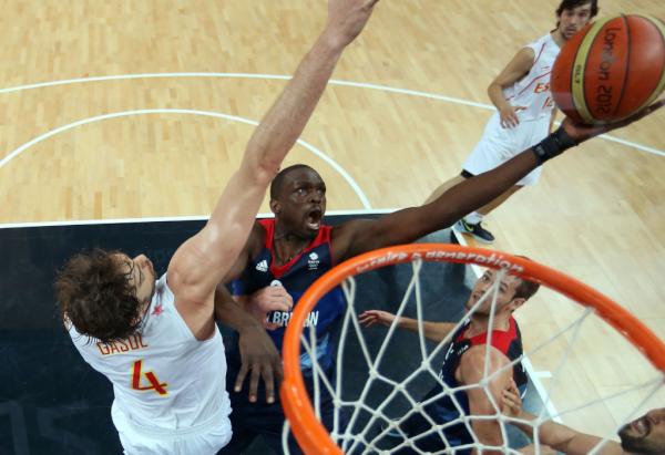 l2012bballcam's tweet photo. So, are you gonna let me have that ball @LuolDeng9? http://t.co/gBTufwFp