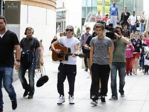 FearsomeFive's tweet photo. Niall with Justin today

......

Tricked ya its Liam http://t.co/Uh4cgsHf