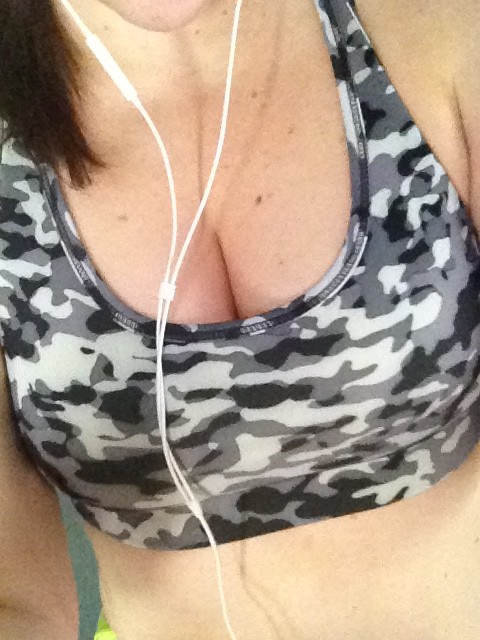 Sweaty titties... And this elliptical makes my booty burn. Mmmm http://t.co/XQ4uFXVp