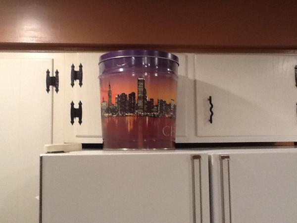 slevin1033's tweet photo. Garrett's Chicago Mix!!!  What a way to ENJOY an evening!!! http://t.co/62jPEiMu