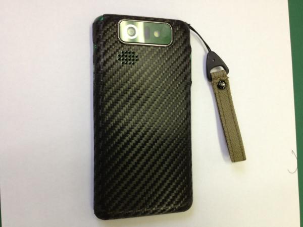 jee026's tweet photo. 自分のスマートフォンにカーボン柄フィルムを貼ってみた。どう？無機質な感じでクール！ http://t.co/kBWmmHvz