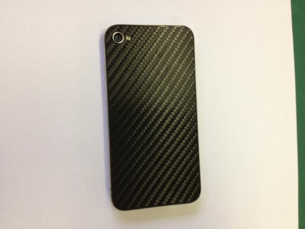 jee026's tweet photo. ついでにiphoneもカーボン柄を。背中が平らなので貼りやすい。まあ、個人的にはガラスの手触りが好きだけど。 http://t.co/2yC8weuB