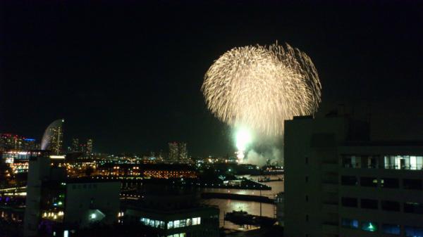 dc_inc's tweet photo. アップが遅くなりましたが、今週の水曜日、横浜で神奈川新聞花火大会が行われました！社員一同で会社から花火鑑賞。みなとみらいの夜景を背景に、迫力満点で素晴らしい花火大会でした。 http://t.co/aULRgAyN