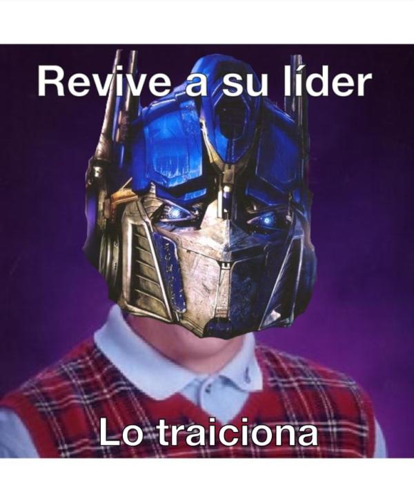 TF_Transformers's tweet photo. Sentinel Prime lo traiciona :'(  #transformers http://t.co/CfYZqmI7