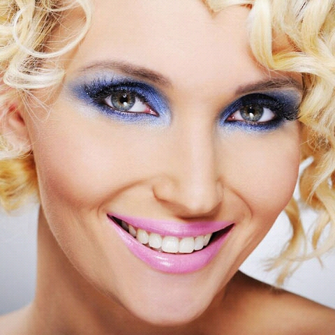 I was playing Eye Shadow Jigsaw, feel good play together!.Download:market.android.com/details?id=zy.…