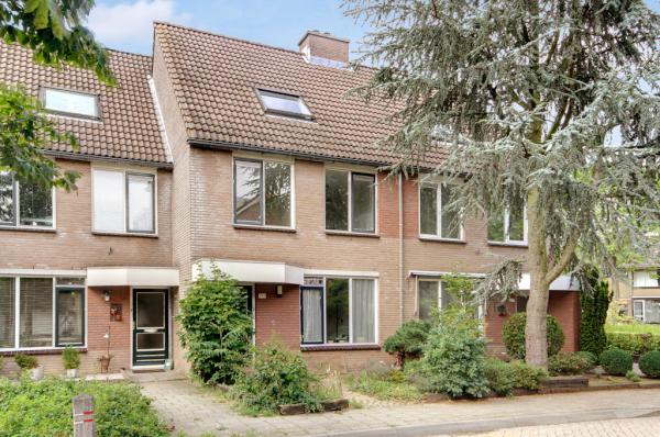 Regio_Makelaars's tweet photo. TE HUUR: Leeuweriksweide 253 te #Wageningen. Zeer ruime tussenwoning met berging en tuin. € 800,- per maand. http://t.co/9EIeuPs5