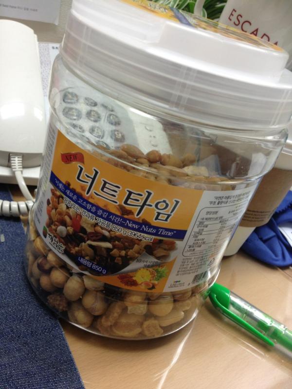10040mee's tweet photo. 맛없다 하면서 자꾸 손이 간다
살찌려나 ㅋ http://t.co/WwO4o79p
