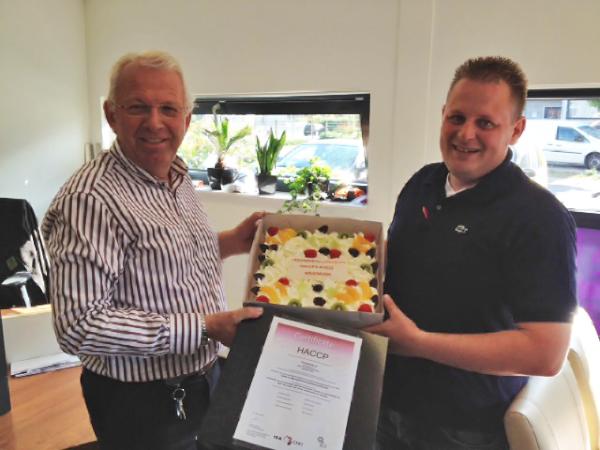 Freshweb_nl's tweet photo. Lev. Willem Dijk feliciteert Dennis Voerman van Freshweb.nl Haaksbergen met het behalen van het HACCP cert. #bedankt http://t.co/zYkvNjIi