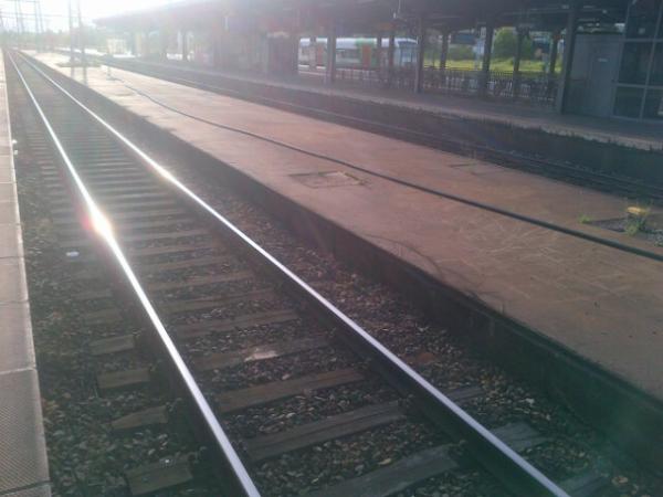 JKasek's tweet image. Die sonne vermag es nicht zu uebertuenchen, totes gleis in weimar, seit stunden schon, #db #bombenstimmung