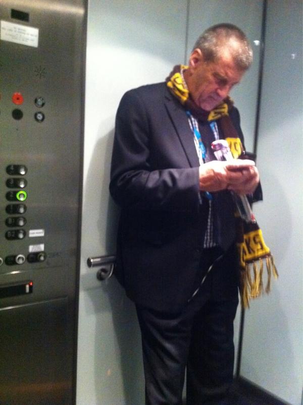 ShannonBoourns's tweet photo. Night couldn't get any better and I was looking for someone to sing the song with,this guy wasn't keen for some reason http://t.co/DuNRE9iT