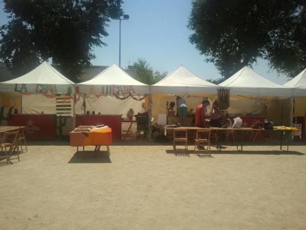 Els <a href="/somgrocs/">Som grocs</a> muntant les barraques. Quina calda! #festamajorsantjust