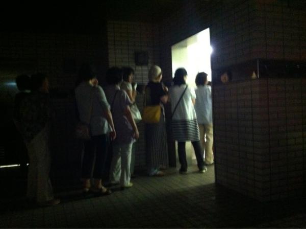 Koki Tanabe 祭りなど大きなイベントにつきものなのが 女子トイレの大渋滞 見てください この混み具合 並んでいる 女性の列 この行き着く先は 男性トイレ O すごく 入りづらい D A女性の皆さん いつもご苦労様です ゞ Http T Koki Tanabe 祭りなど大きなイベントにつきものなのが 女子トイレの大渋滞 見てください この混み具合 並んでいる 女性の列 この行き着く先は 男性トイレ O すごく 入りづらい D A女性の皆さん いつもご苦労様です ゞ Http T