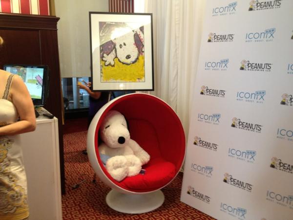 metronest's tweet image. Even Snoopy seems to be having a lovely time at Badgley Mischka brunch.