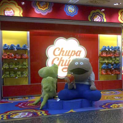 ChupaChupsIta's tweet photo. Continua il successo del Temporary Store di Malpensa. Chuck è passato a trovarci e voi cosa aspettate? http://t.co/jrjTzBC0