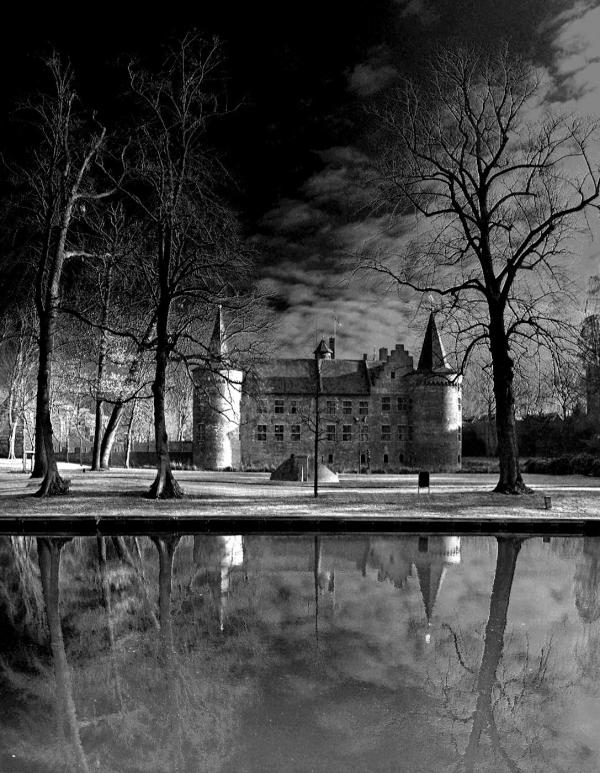 Kasteel Helmond aan het kanaal. Zwart-wit bewerking om oude sfeer te creëren.
