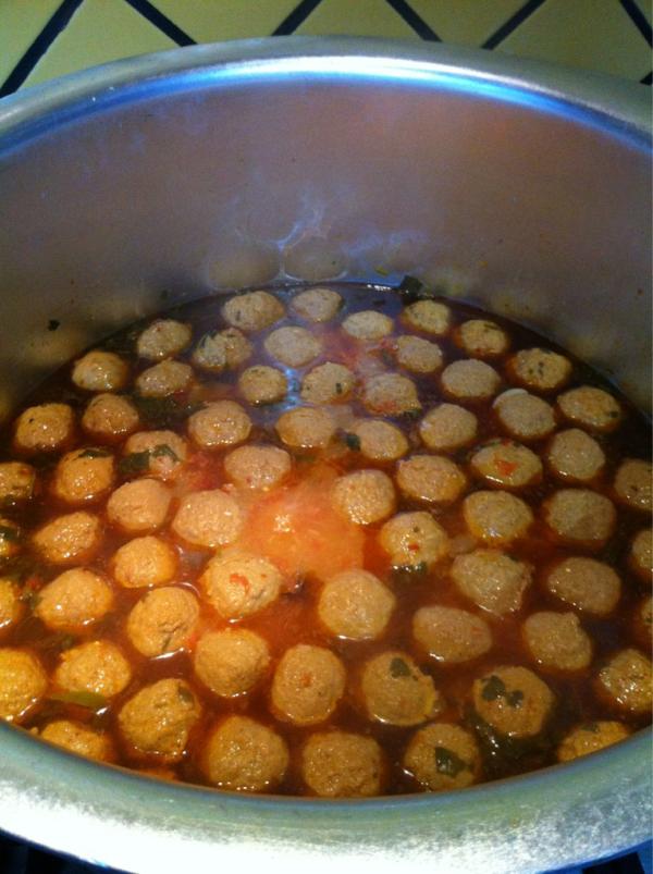 zeengull's tweet photo. 75 kofte #iftarii preps #lotsofguests http://t.co/iTWmXc4w