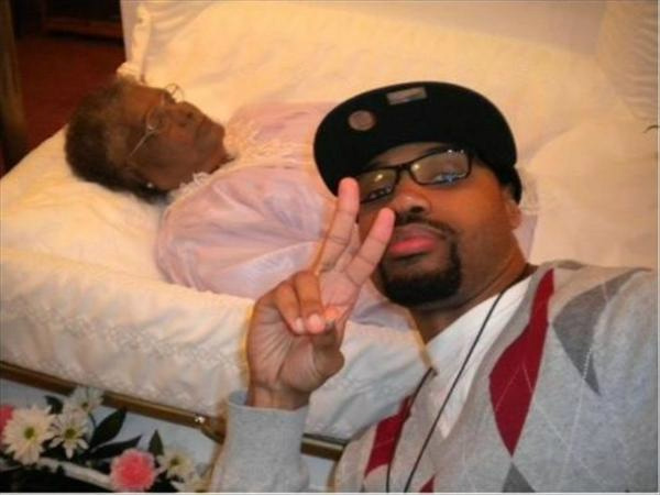 MelissaSweet99's tweet photo. #ThingsNotToDoDuringAFuneral Take a picture like this :O http://t.co/VojdhRdk