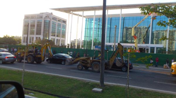 ricardo_rcview's tweet photo. @BAND_RIO @cbnrio @ILEGALeDAI @JornalOGlobo @LeiSecaRJ @Ordem_Publica @silvanaramiro tratores av das Américas Absurdo http://t.co/TG0bkwll