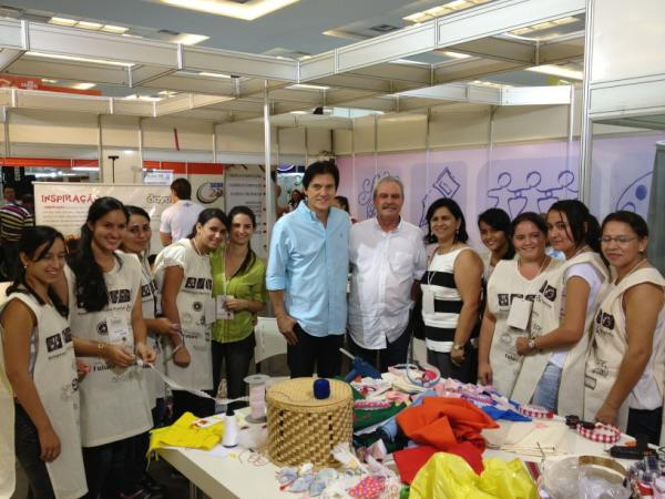 RobinsonFaria's tweet photo. [A] Vice-governador na Feira do Empreendedor visitando o estande dos projetos de responsabilidade social. http://t.co/ylmGcsSU