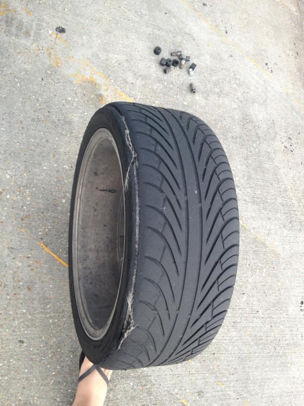 JesusChrist_32's tweet photo. We be shipwrecked! Our tire be comin apart from the inside. #dustballrally http://t.co/rEHoNE9K