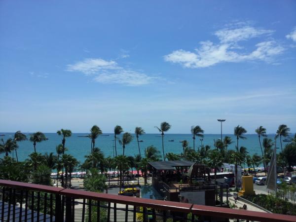 CentralFoodloft's tweet photo. วันแม่ไปไหนดีเชิญที่ FoodLoft @ Central festival Pattaya Beach นะครับบรรยากาศดีมากครับ http://t.co/JHi7OyNa