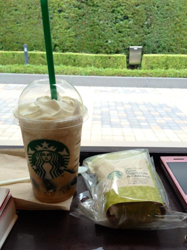 1027mm's tweet photo. 最近週3くらいでスタバを飲んでいる。高校生の時みたい。
てか昼メンが返事くれないんだけど！！ http://t.co/v0K9Jh77