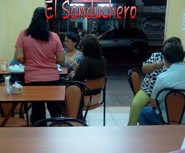 _elsanduchero's tweet photo. Y en el feriado la gente sigue disfrutando de los más ricos sánduches de de Pavo y Pernil Av. 25 de Junio y Vela. http://t.co/1jfj8S9l