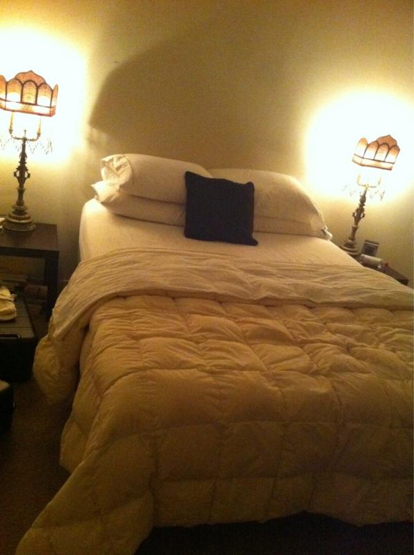 andyescalona's tweet photo. Cosas q me Impactan !! Lo bien q #LaJohnson hace la cama !! 
#EsNeta #HastaPareceHotel 
A la camita!! a la camita!! http://t.co/l3mU1ZTe