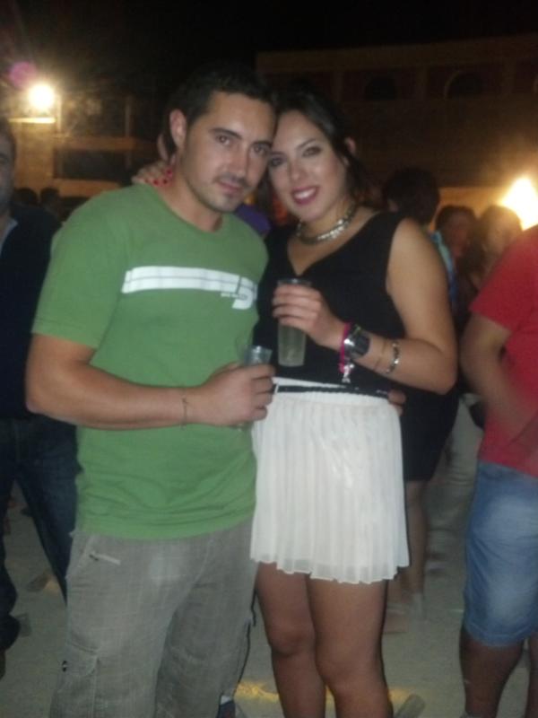chopyn7's tweet photo. @Julieta1632.  De concierto jajaja http://t.co/rA4z0vfB