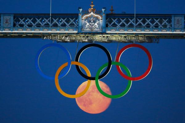 Stunning snap of the moon rising between the Olympic Rings below the Tower Bridge in London.