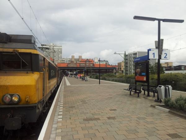 Guzzibob's tweet photo. extra trein naar zandvoort het is ook harstikke druk http://t.co/fsLI3QWT