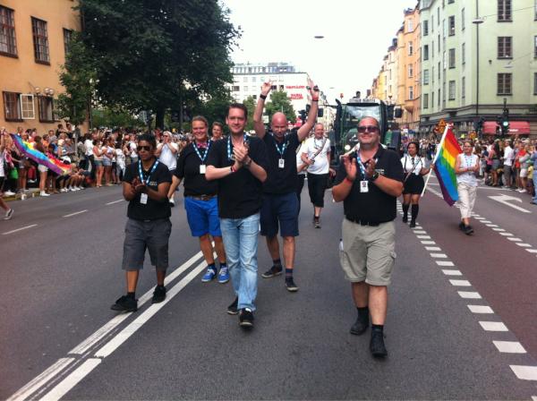 stockholmpride's tweet photo. Första ekipagen når nu Tantolunden #sthlmpride #PrideParaden http://t.co/MPsxzI37