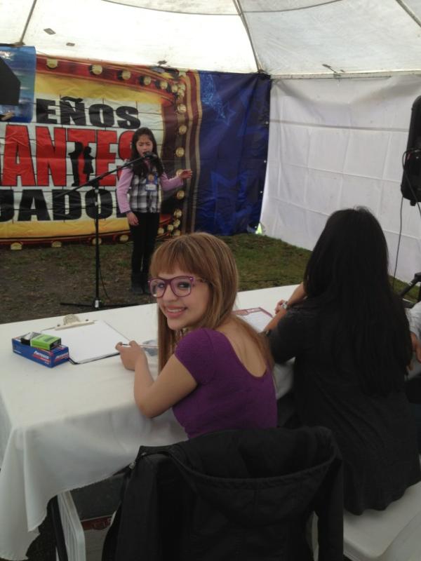 flacaa1's tweet photo. @teleamazonasec @PequeGigantesEC con la cantante Michelle Cordero jurado invitado en cuenca http://t.co/7lX8DgT7