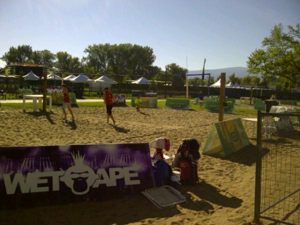 lisatam's tweet photo. Will be updating scores and news on site at @COG_Kelowna from the beach volleyball event. Main drae kicks of in 15mins. http://t.co/MIgajJ7l