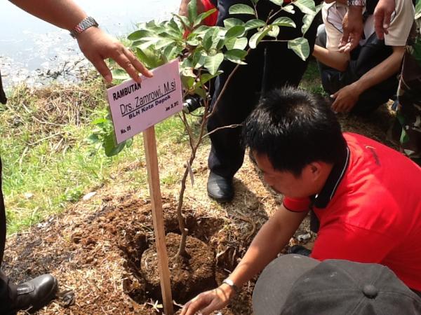 Bersama APINDO Kota Depok menanam pohon di setu tipar kecamatan cimanggis....