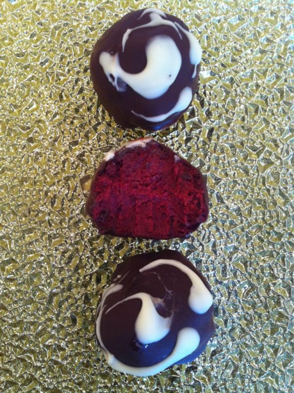 petitcakeshop's tweet image. 1 part drama, 1 part decadence, all parts delicious: the red velvet swirl cakeball. serve &amp;amp; impress.
#Montreal 
#2die