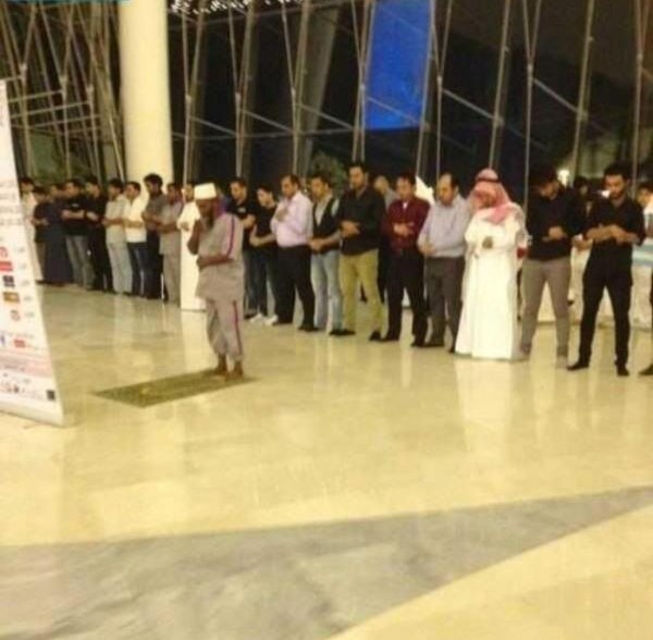 Evanwafa2's tweet photo. @Rtweeta7 عامل نظافة يصبح إمام لحاملي الشهادات والأعلى بالمراتب
ما أعظم هذا الدين الذي جعلنا سواسيه http://t.co/qqcsvcU6
