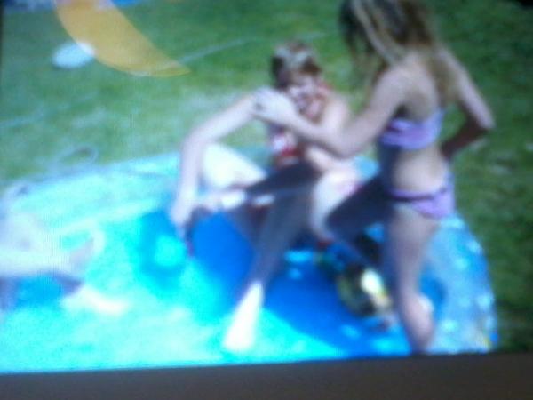 kimby_99's tweet photo. haha wie zit er in het kkein baby badje http://t.co/NAKxs1gr