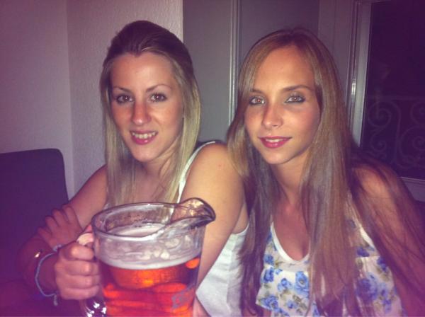 carolvgg's tweet photo. En Ginebraaa, tomandonos unas cervecitasss!! @BeaPuerta muy muy buen ratito juntas!!! :D http://t.co/1nNDjH4v