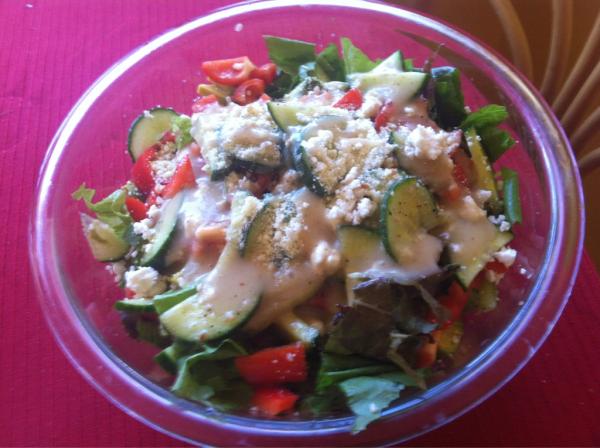 esperrrr's tweet photo. I got a talent for salad makingggggg #foodnetworkworthy http://t.co/0MwkWOi0