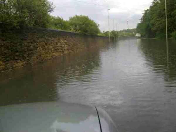 VerityWard_'s tweet photo. This is Bede / Tyne Dock, South Shields. Cars are stuck! #toonfloods http://t.co/Rk48wesA