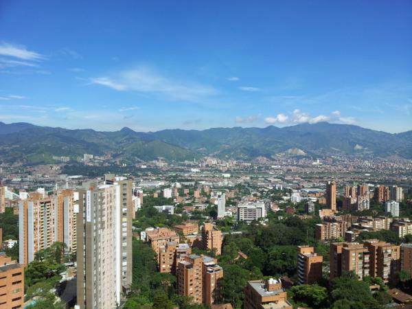 SMILELOPEZ's tweet photo. Por lo menos tengo algo bello q mirar!! Medellin!!! http://t.co/ujw1635Z