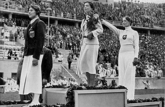 Berlin_1936's tweet photo. Ilona Elek (HUN) wins gold in women's fencing; 2nd place is Helene Mayer, only German-Jewish athlete- Nazi saluting. http://t.co/g1BLn9MT