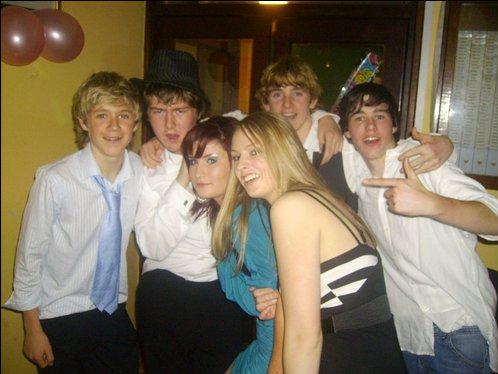 RT @1DUpdates_UK: Old Pic of Niall & Friends ! @1DPaparazzis @1dneews ;D http://t.co/HVvCjRmb