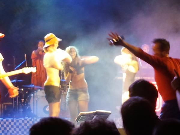 Moment strip-tease ahir al concert de <a href="/bandacocherojo/">LaBandaDelCocheRojo</a> amb noies dels <a href="/somgrocs/">Som grocs</a>! ;) #festamajorsantjust