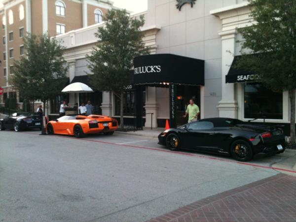 michael_nolan_'s tweet image. #ThingsFasterThanUsainBolt the cars at fancy restaurants in southlake