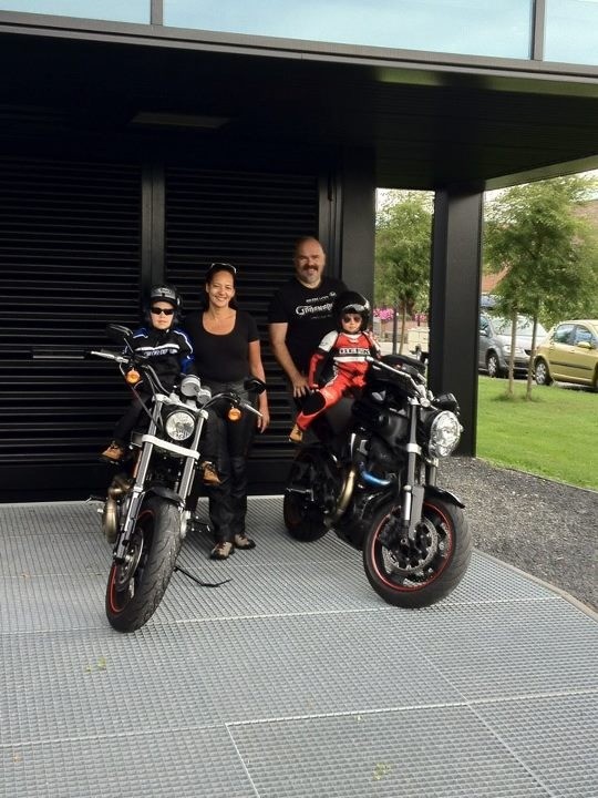 Met het gezin voor de eerste keer op motorvakantie. Kaj (7) en Noa (6) hebben er zin in.