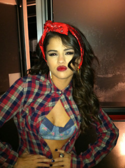 xBelleGarcia's tweet photo. Lol last year for halloween.I was being Chola :D http://t.co/dC18Q4n5
